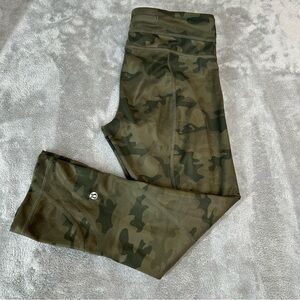 Lululemon Women's Capri Leggings Size 6 Color Green Camo